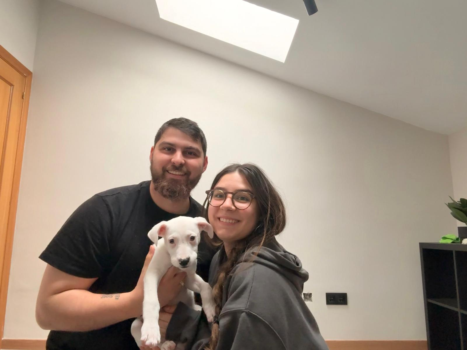 NUT, cachorra blanca adoptada en Tarazona (Zaragoza)